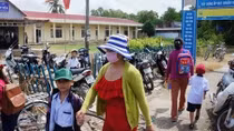 Một hộ dân khóa cửa trường để ra yêu sách, nhiều học sinh chịu khổ