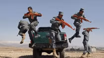Taliban dùng các “trai đẹp” để hại cảnh sát