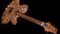 Đàn guitar mạ vàng của Lady Gaga