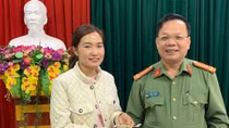 Nhặt được tài sản, Trung tá Công an lên mạng tìm người đánh rơi