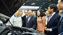 Thủ tướng thăm nhà máy sản xuất ô tô tại Ninh Bình