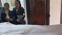 Đang chở con gái 2 tuổi trên đường, bố bị chém tử vong 