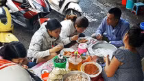 Ngày đầu triển khai xử phạt không đeo găng tay khi bán thức ăn chín