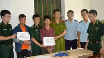 Hai thiếu niên cùng đàn anh tuồn ma túy vào Việt Nam