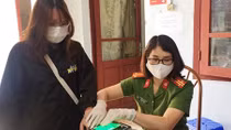 Nữ Phó Công an phường và những bữa ăn vội trong nhà dân