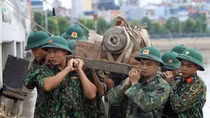 Di dời quả bom nặng 250kg nằm trên sông Tam Bạc