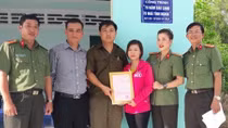 Trao nhà tình nghĩa cho 2 Công an xã khó khăn về nhà ở