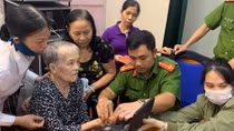 Tận tình hỗ trợ người dân làm CCCD 