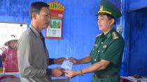 Đưa 6 ngư dân bị nạn ngoài khơi vào bờ an toàn