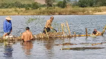 Người dân tháo dỡ hàng rào cọc tre trên sông Bồ