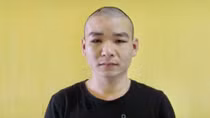 "Ma men" đầu trần đi xe máy, tấn công cảnh sát
