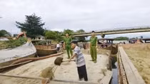 Bắt giữ 5 ghe máy khai thác cát trái phép trên sông Thu Bồn