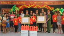 Bộ Tư lệnh CSCĐ thăm và tặng quà tại Trung tâm nuôi dưỡng người già và trẻ em tàn tật Hà Nội