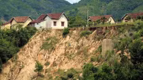 Hàng trăm hộ dân nguy cơ mất nhà do sạt lở