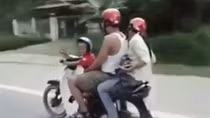 Phạt một thanh niên chở vợ, để con 2 tuổi... cầm lái