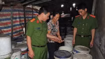 Phát hiện 2 cơ sở sản xuất, kinh doanh rượu không rõ nguồn gốc