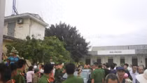 Nghi bắt cóc trẻ em, người đàn ông bị đưa về trụ sở ủy ban