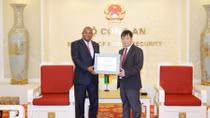 Bộ Công an Việt Nam trao trang thiết bị y tế tặng Bộ Nội vụ Mozambique