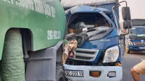 Tông đuôi xe môi trường trên đường vành đai 3, tài xế xe tải nhập viện
