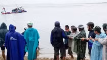 Trục vớt một tàu đánh cá gặp nạn “lên bờ”