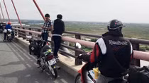 Giỡn mặt tử thần chụp hình "tự sướng" trên cầu Cần Thơ