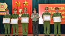 Khen thưởng tập thể, cá nhân khám phá nhanh vụ cướp xe taxi