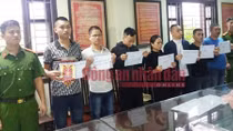 Bắt nhóm người siết nợ bằng chất bẩn