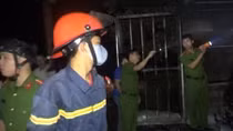 Đám cháy trong gara lan sang nhà dân