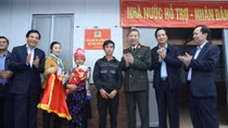 Để bà con thêm yêu quê hương, bản làng, góp phần bảo đảm quốc phòng, an ninh