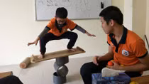 Cậu bé tự kỷ đạt kỷ lục biểu diễn xiếc