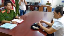 Trao trả 60 triệu đồng cho khách bỏ quên tại ngân hàng