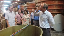 Nước mắm Phú Quốc được kiểm soát nghiêm ngặt trước khi xuất xưởng 
