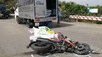 Tông thẳng vào đầu xe tải, một thanh niên nguy kịch
