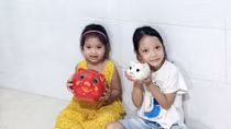 Hai bé gái ủng hộ 14 triệu đồng từ “lợn đất” để chống dịch 