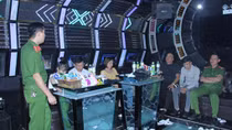 "Sắm" ma túy kẹo rồi vào quán karaoke “bay lắc”