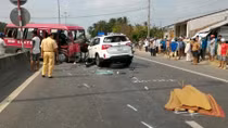 Tai nạn liên hoàn, hai ôtô dính chặt vào nhau