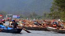 Thuyền chở khách trên suối Yến, chùa Hương phải có phao cứu sinh