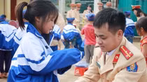 CSGT Nghệ An: Tặng 100 bộ quần áo ấm cho các em học sinh nghèo