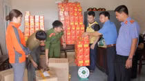 Lái tàu ra biển để… mua hơn nửa tấn pháo