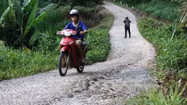 Đường 16 tỷ đồng chưa bàn giao đã hỏng