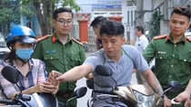 Bắt nhanh con nghiện giật điện thoại 