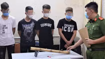 Bốn học sinh tẩm ma túy vào điếu cày để hút 