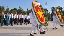 Lãnh đạo TP Hồ Chí Minh dâng hoa tưởng niệm các anh hùng, liệt sỹ