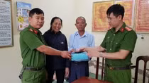 Công an đi tuần, nhặt được điện thoại và ví tiền