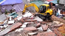 Mưa lớn sập nhà, cả gia đình thoát nạn