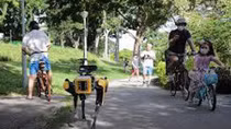 Robot 4 chân nhắc nhở mọi người phòng dịch COVID-19