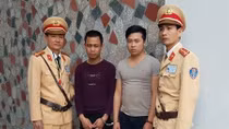 CSGT bắt nóng 2 kẻ cướp tiền của bạn gái