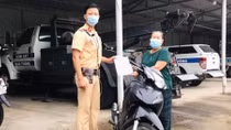 CSGT trao trả xe máy cho người dân bị mất trộm