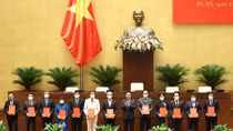 Chủ tịch Quốc hội trao Nghị quyết về công tác cán bộ