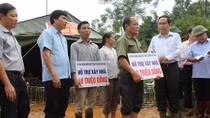 Chủ tịch TWMTTQ Việt Nam thăm hỏi đồng bào vùng lũ, sạt lở tại tỉnh Hòa Bình